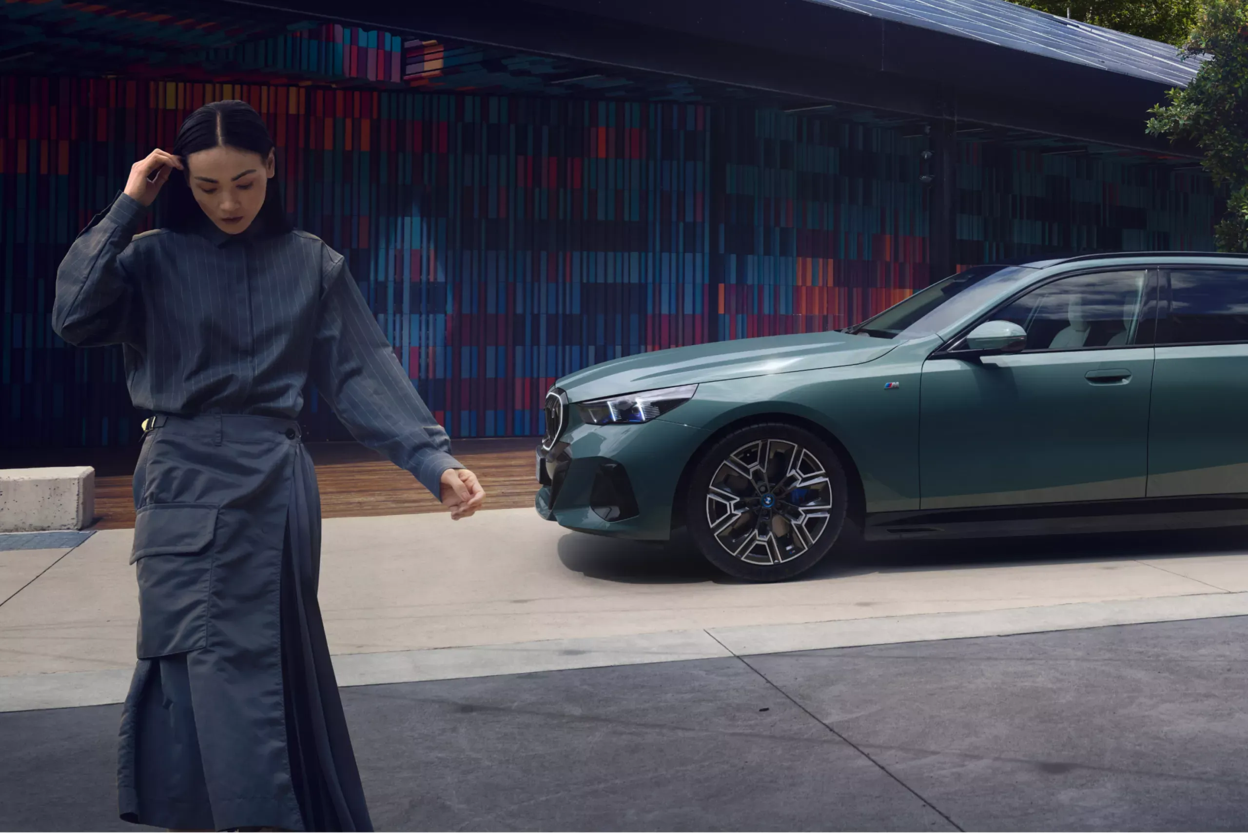BMW stationnée devant un entrepôt moderne pour service aux entreprises.