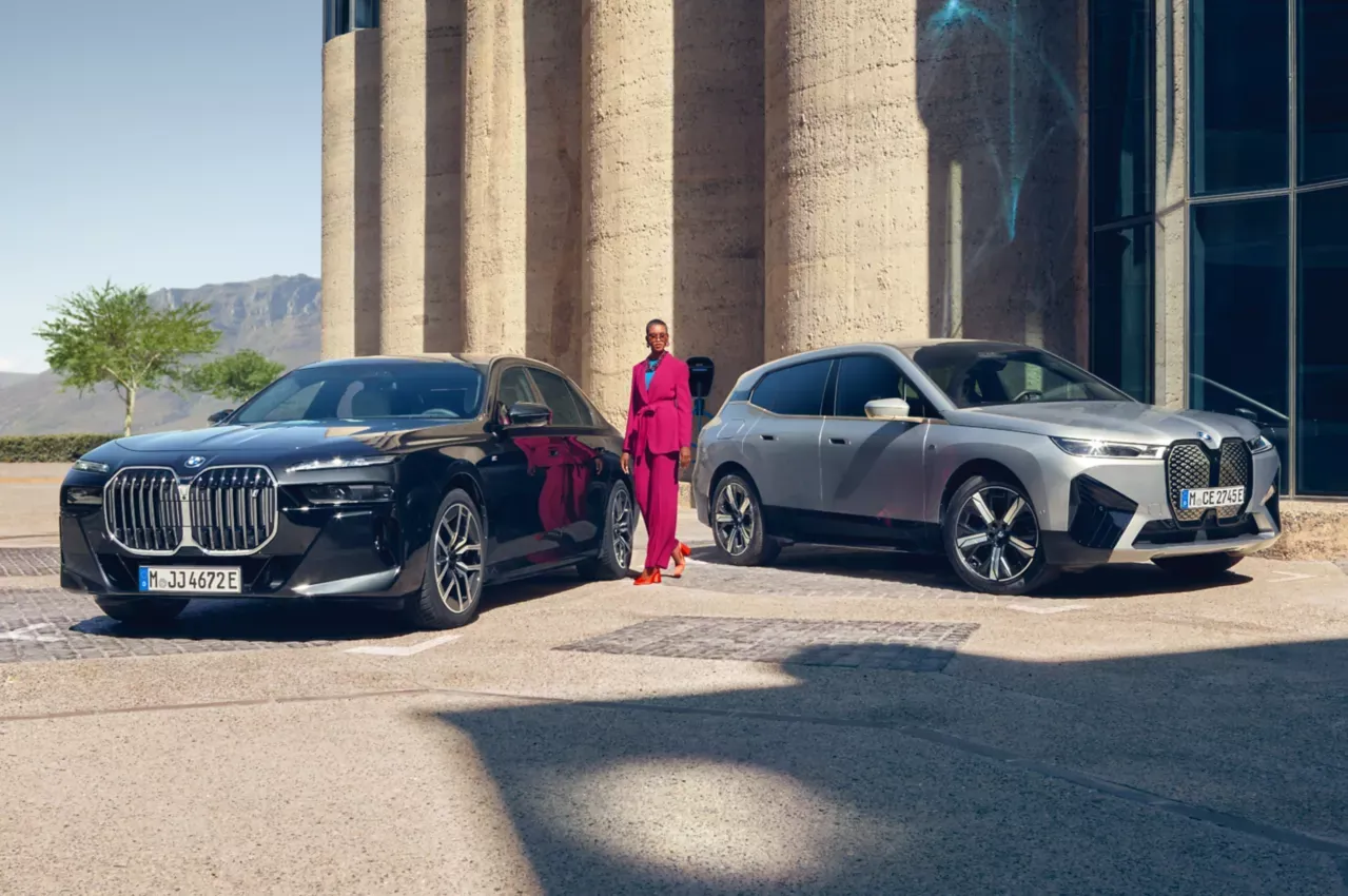 Alignement de voitures de fonction BMW devant une entrée prestigieuse.