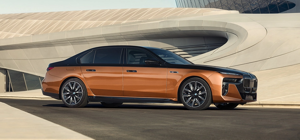 Photo d'une BMW i7 2024 bronze et noir