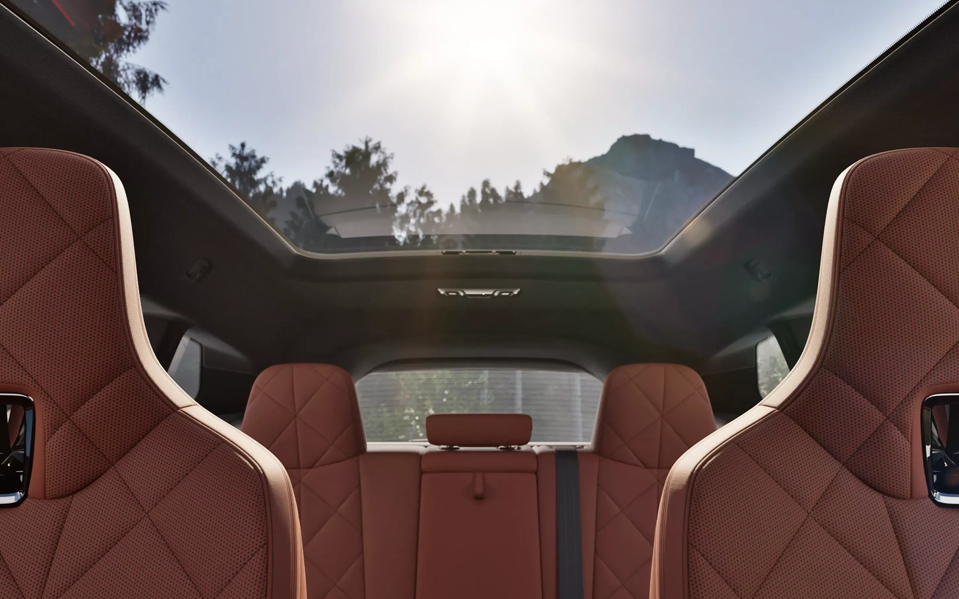 Image qui montre l'intérieur rouge du BMW IX. 