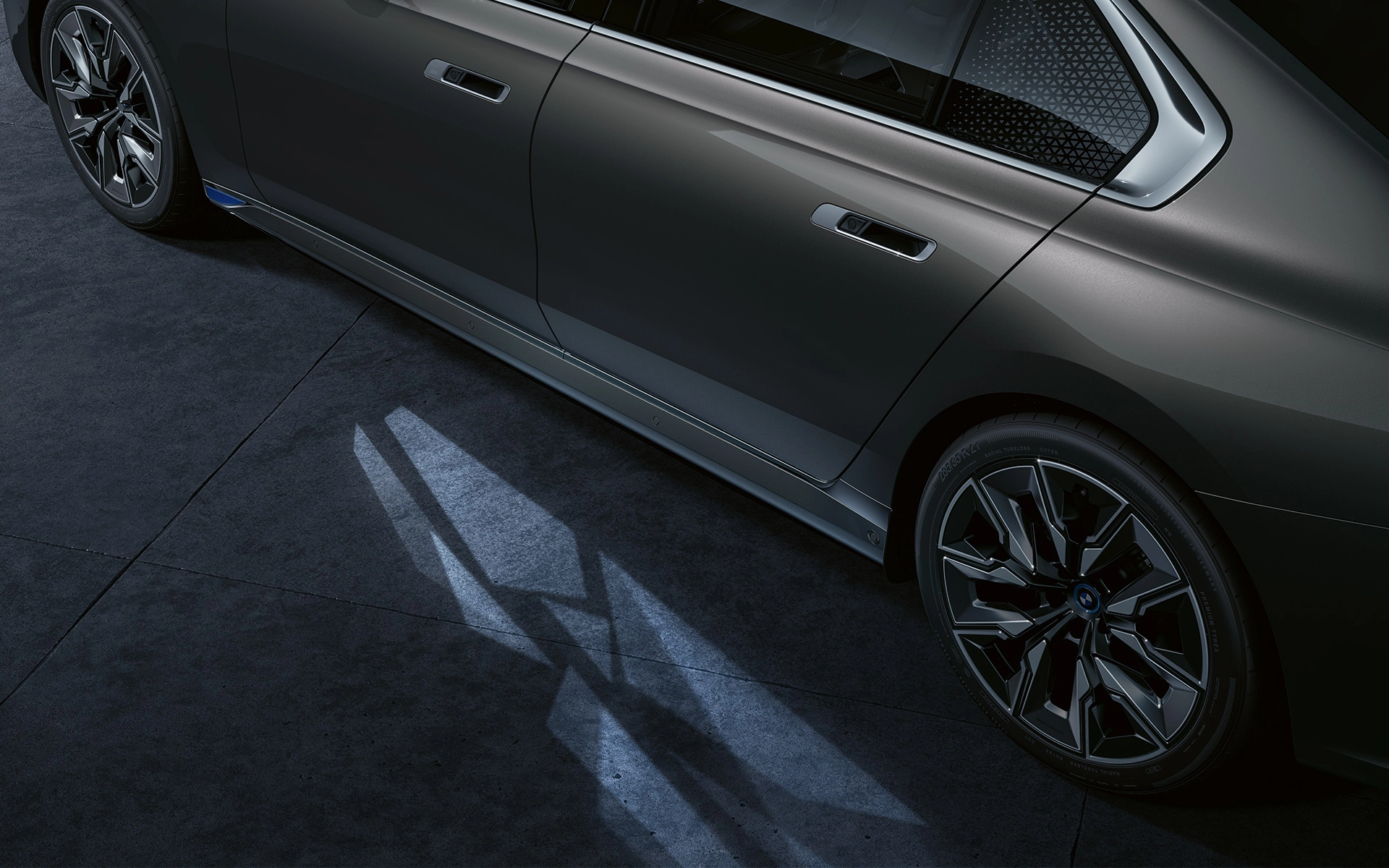 grey 2023 bmw i7 side view doors and mags with reflections