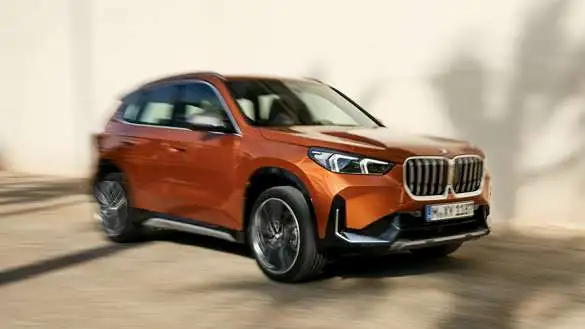 BMW X1, Mercedes Benz GLA, SUV compact de luxe, comparaison, design, confort, performances, sécurité, innovation, transmission, accessoires, services. BMW orange. BMW X1 orange. BMW X1. VUS BMW. VUS de luxe. 