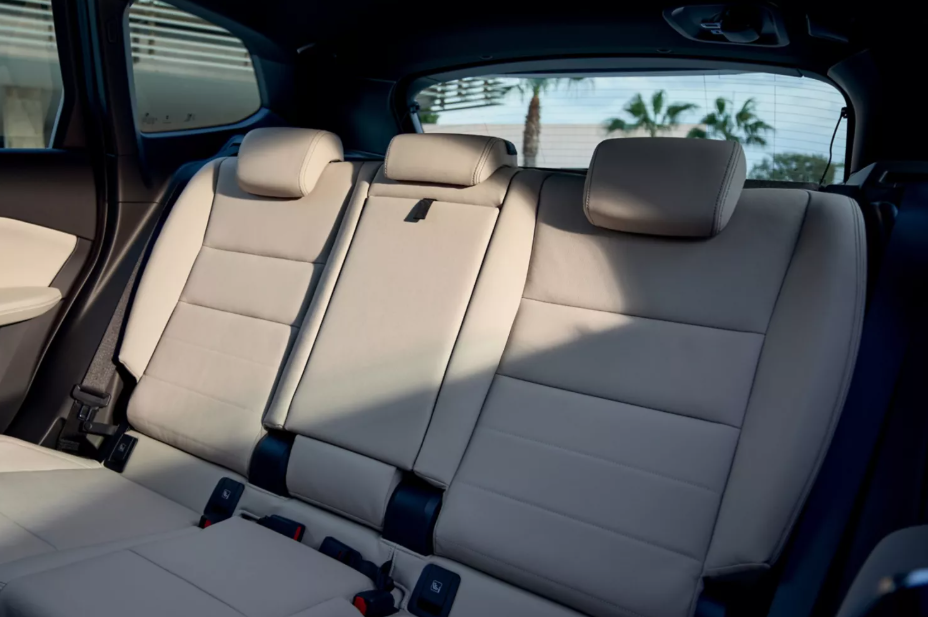spacious interior. foldable rear bench. generous trunk space. optimized cargo volume. smart modularity. ergonomic cabin. legroom for all passengers. passenger comfort. premium materials. refined finishes. power-adjustable seats. convenient center armrest. family-friendly space. functional interior design. ambient lighting. customizable interior lighting. optional panoramic sunroof. roomy center console. smart storage solutions. comfortable driving experience. luxurious BMW X1. high-end interior space. quiet cabin. BMW Ste-Agathe. comfort and space combined.