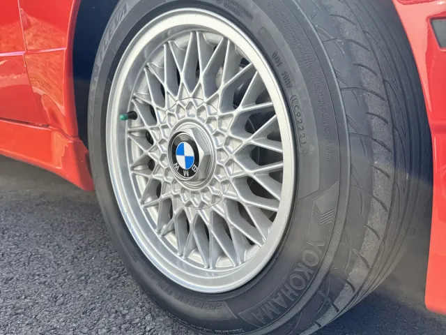 Jante BBS à rayons croisés de la BMW M3 E30, vue de face.