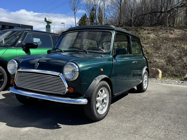 MINI classique vert foncé, trois quarts avant, calandre chromée.