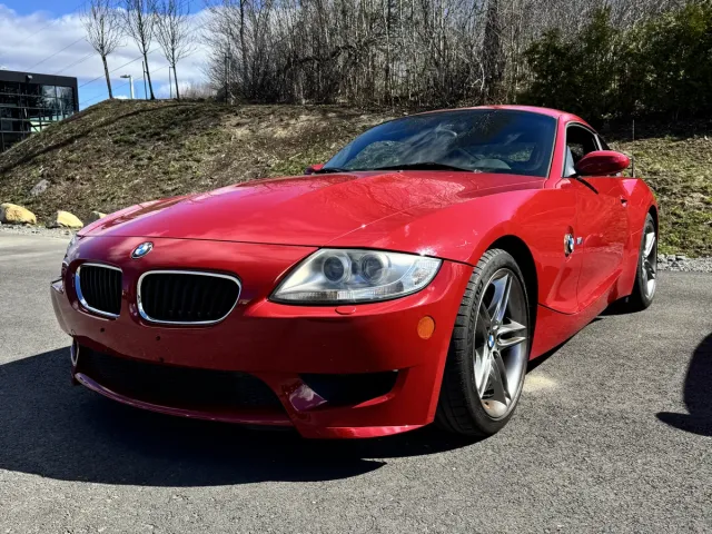 BMW Z4 M Coupé rouge, trois quarts avant.