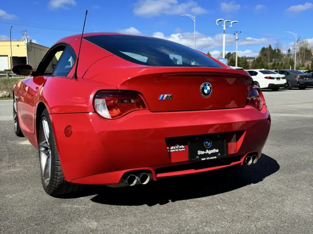 BMW Z4 M Coupé rouge, trois quarts arrière.