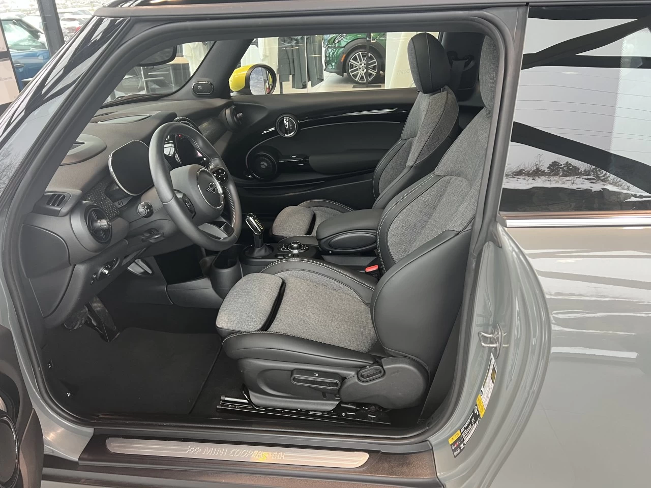 2023 Mini Cooper Cooper SE https://www.bmwsteagathe.com/resize/b990ff35b810a3abc0cc817b2ca24889-1