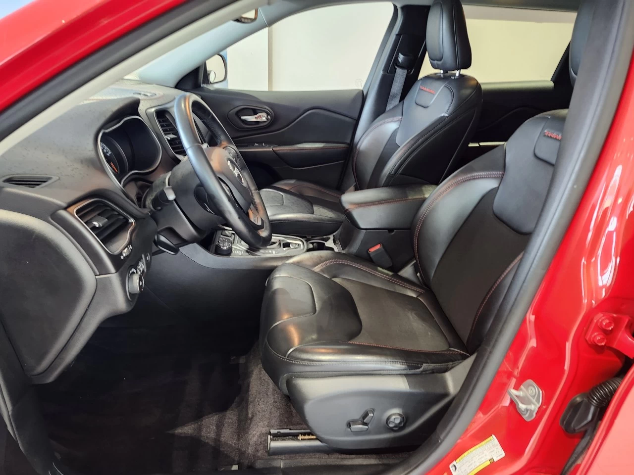 2019 Jeep Cherokee Trailhawk Main Image