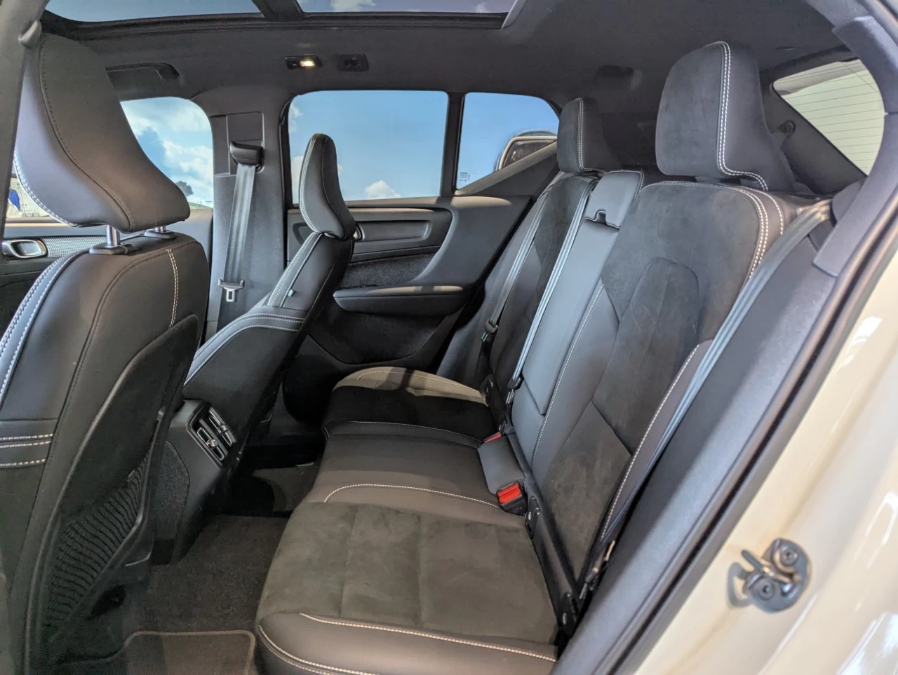 2023 Volvo XC40 Plus Dark Theme Main Image