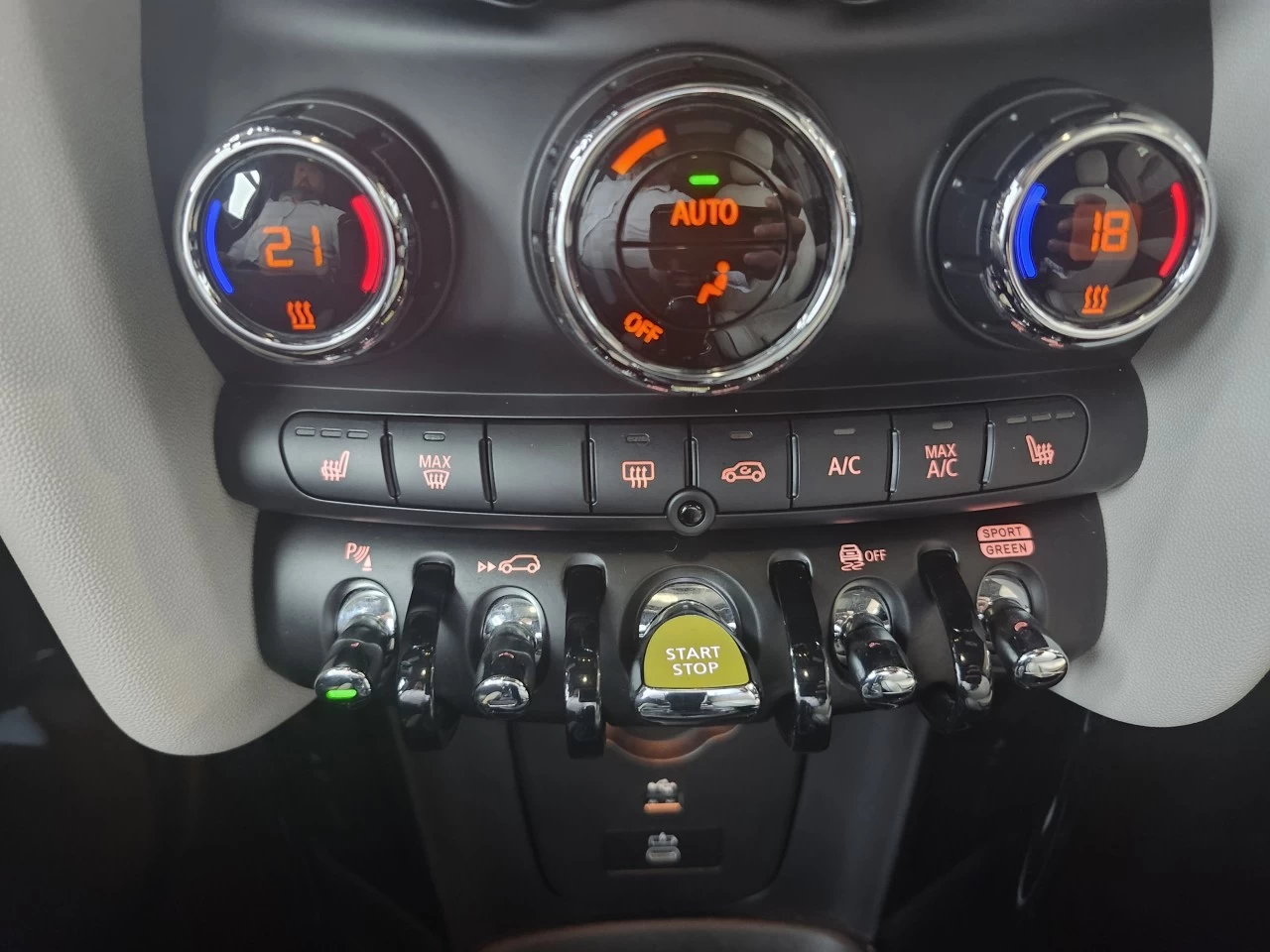 2023 Mini Cooper SE Main Image