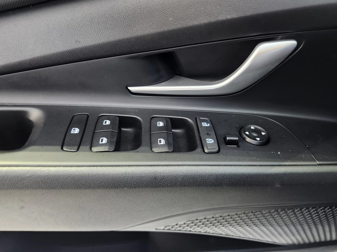 2022 Hyundai Elantra Essential Main Image