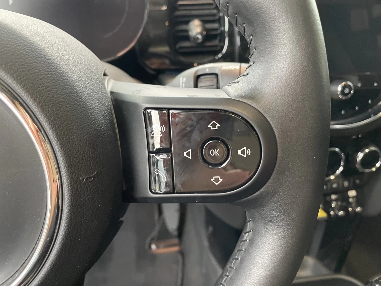 2023 Mini Cooper Cooper SE https://www.bmwsteagathe.com/resize/b990ff35b810a3abc0cc817b2ca24889-1