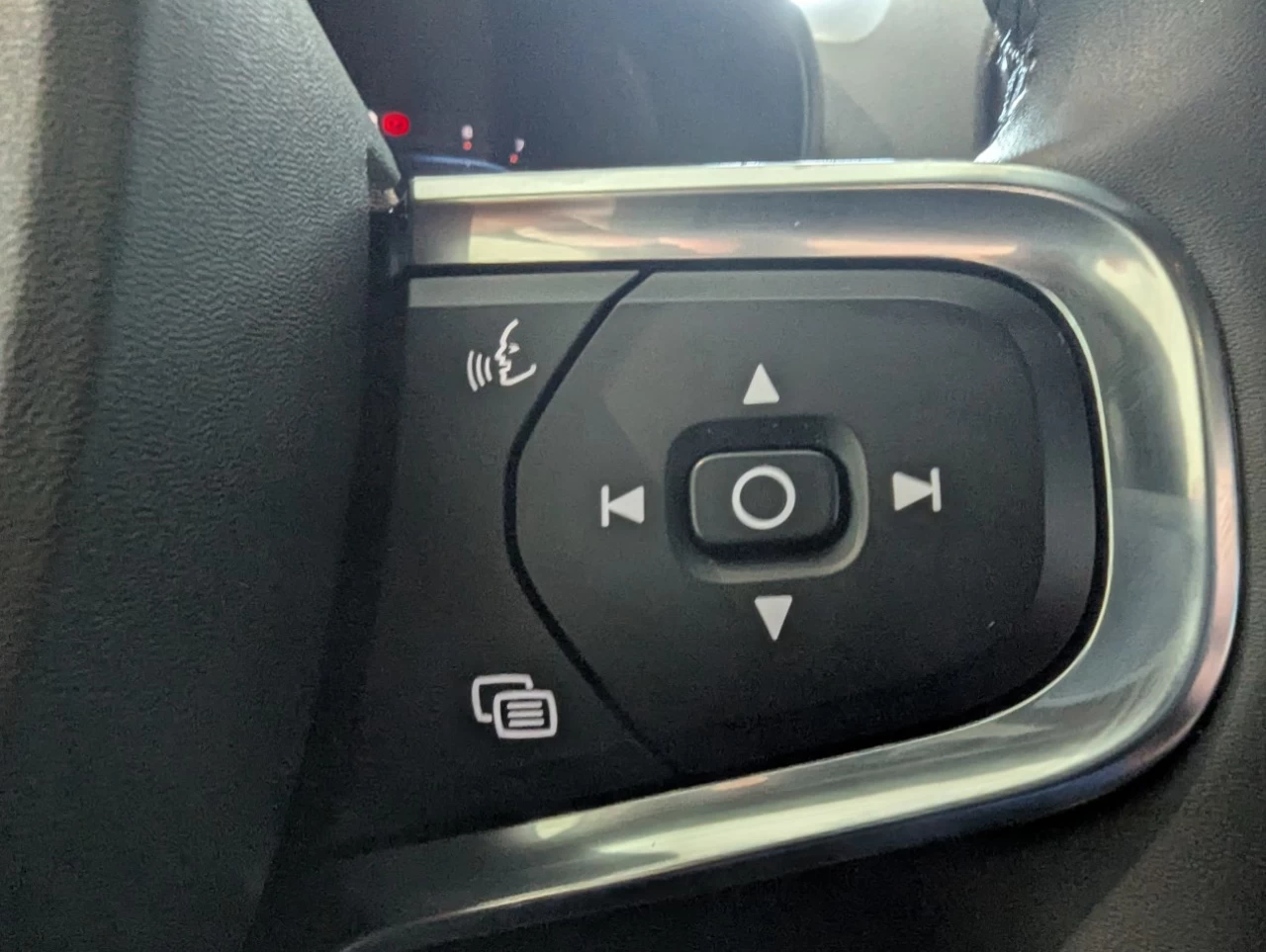 2023 Volvo XC40 Plus Dark Theme Main Image