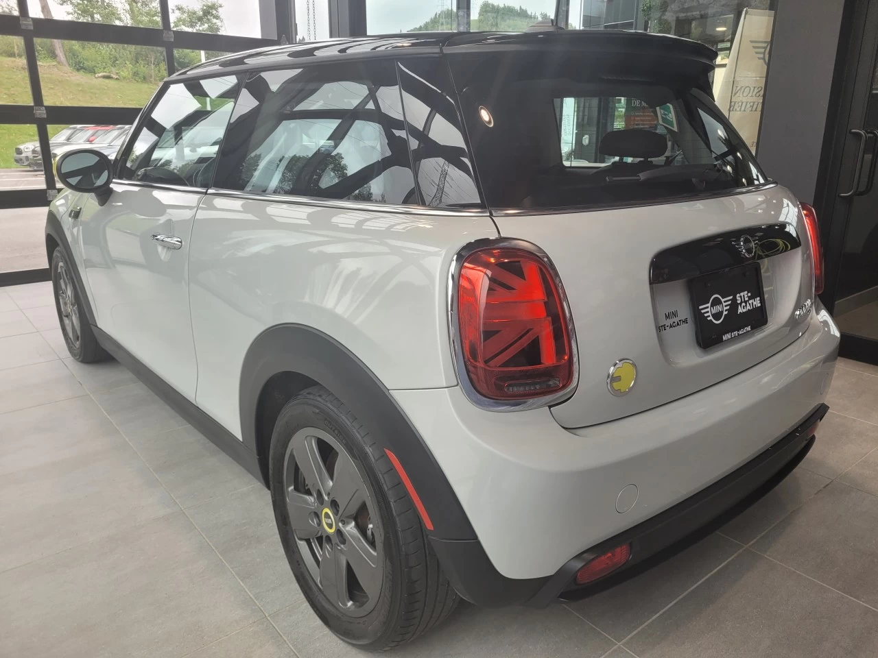 2022 Mini Cooper Cooper SE https://www.bmwsteagathe.com/resize/b990ff35b810a3abc0cc817b2ca24889-1