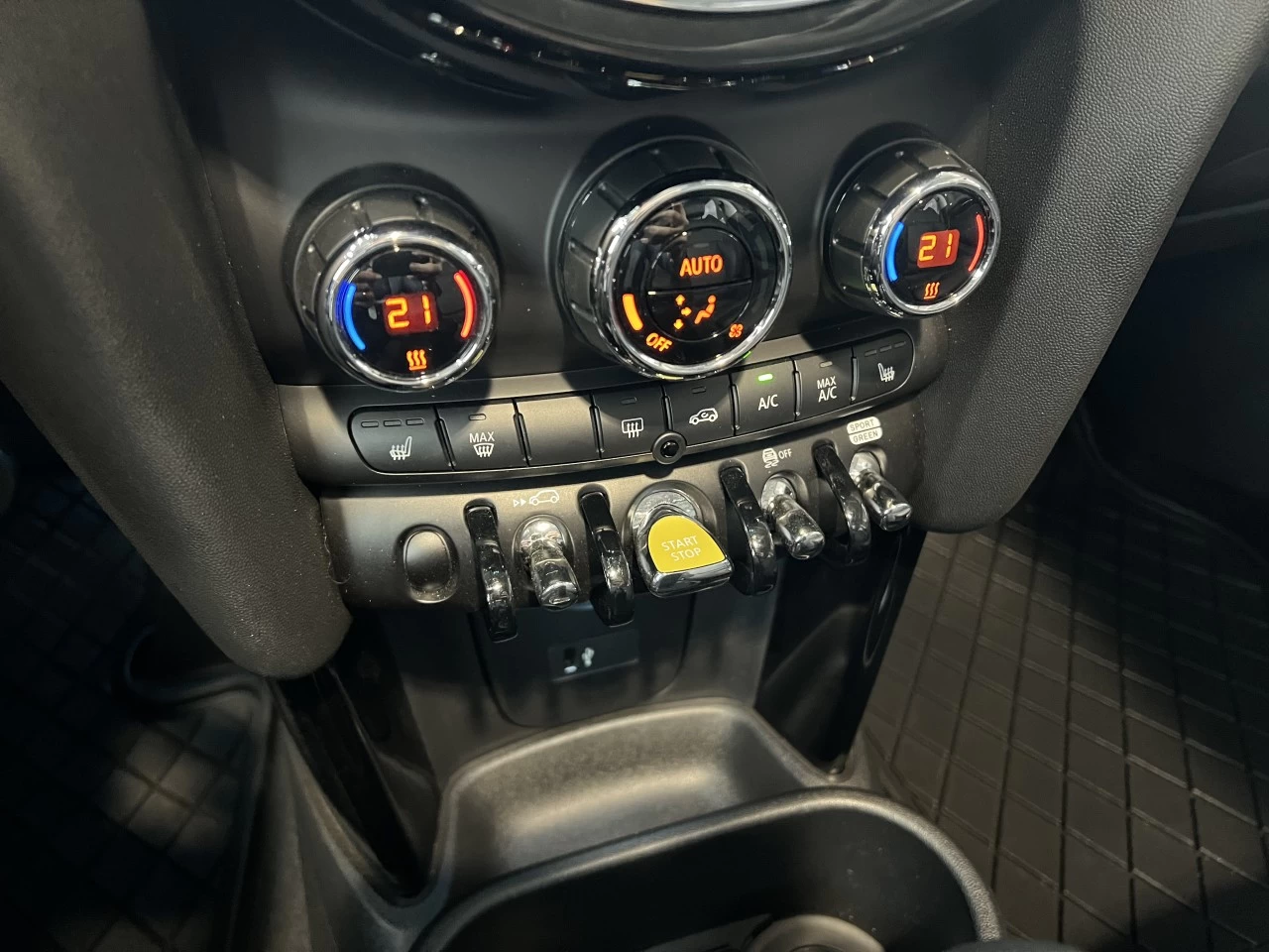 2023 Mini Cooper Cooper SE https://www.bmwsteagathe.com/resize/b990ff35b810a3abc0cc817b2ca24889-1