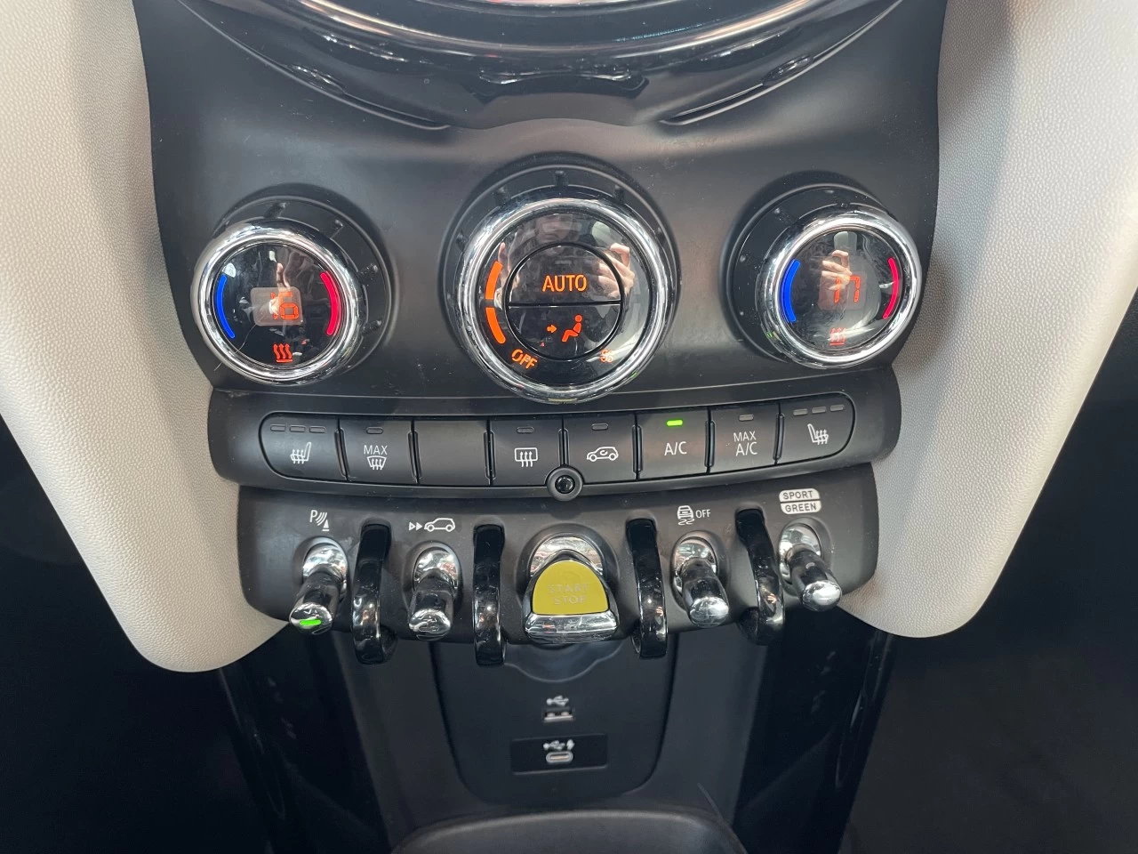 2022 Mini Cooper Cooper SE https://www.bmwsteagathe.com/resize/b990ff35b810a3abc0cc817b2ca24889-1