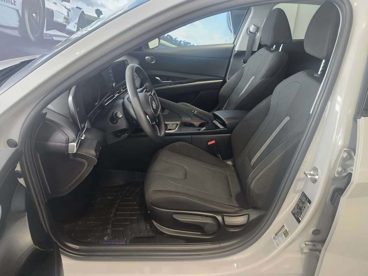 2022 Hyundai Elantra Essential Main Image