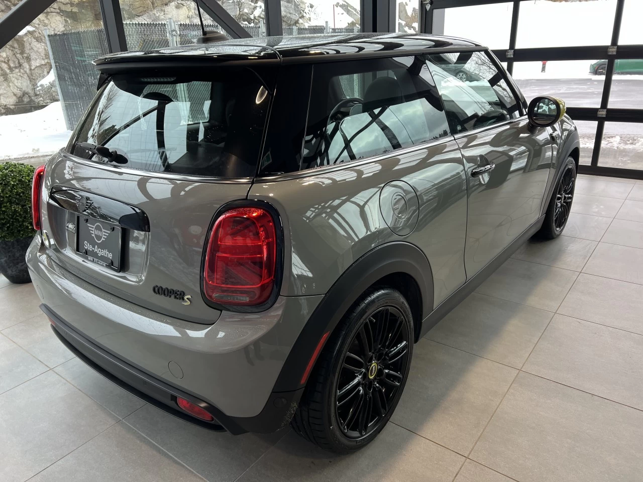 2023 Mini Cooper Cooper SE Main Image