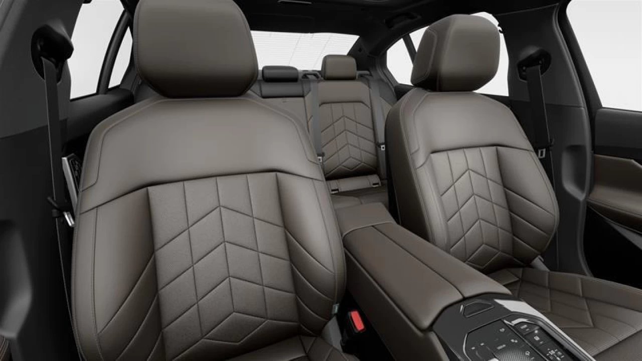 2026 BMW 550e xDrive Main Image