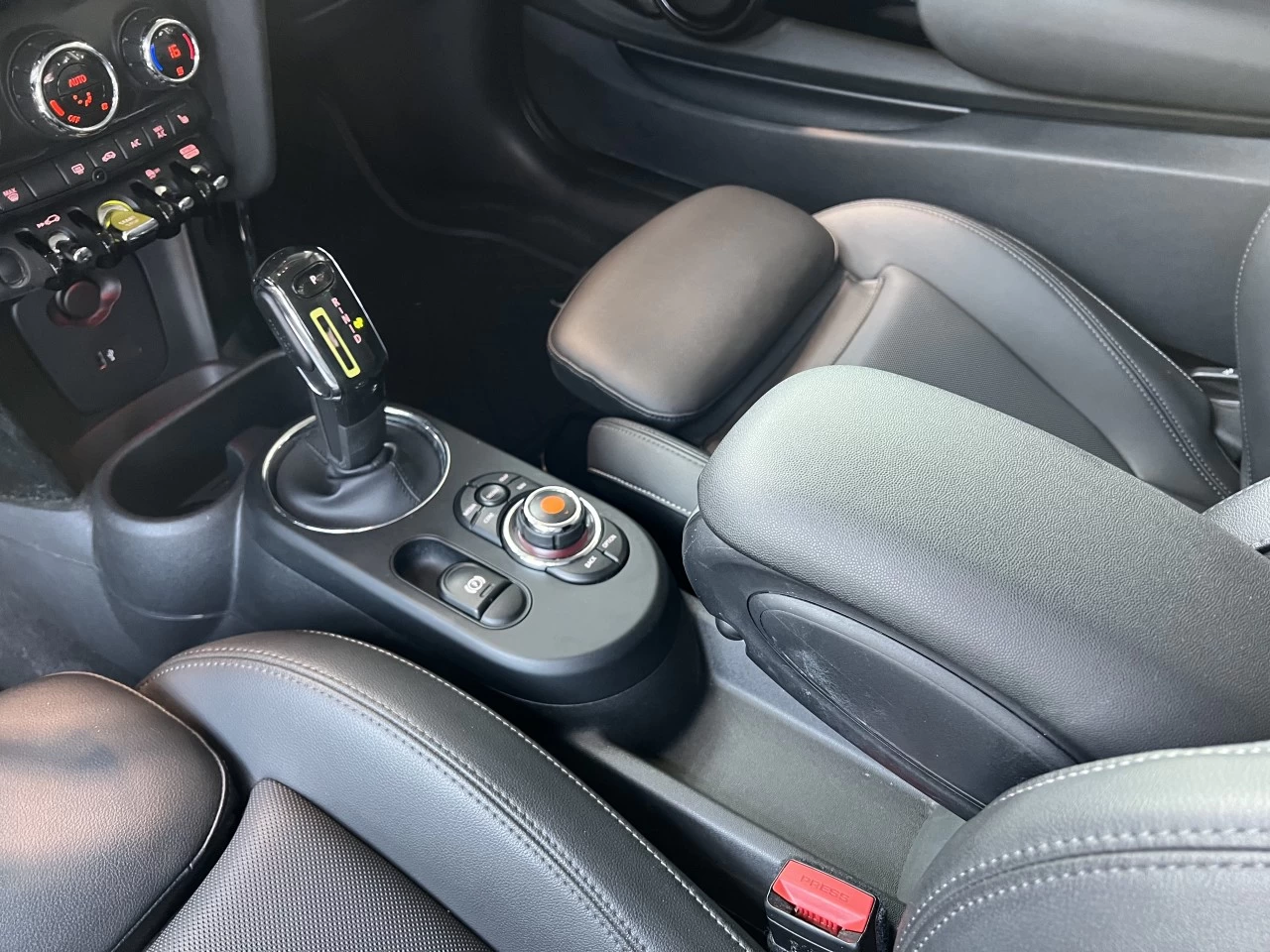 2021 Mini Cooper Cooper SE https://www.bmwsteagathe.com/resize/b990ff35b810a3abc0cc817b2ca24889-1