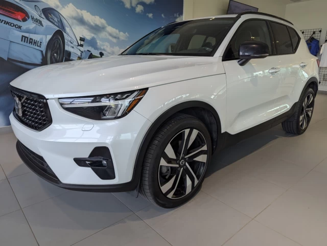 Volvo XC40 Plus Dark Theme 2023
