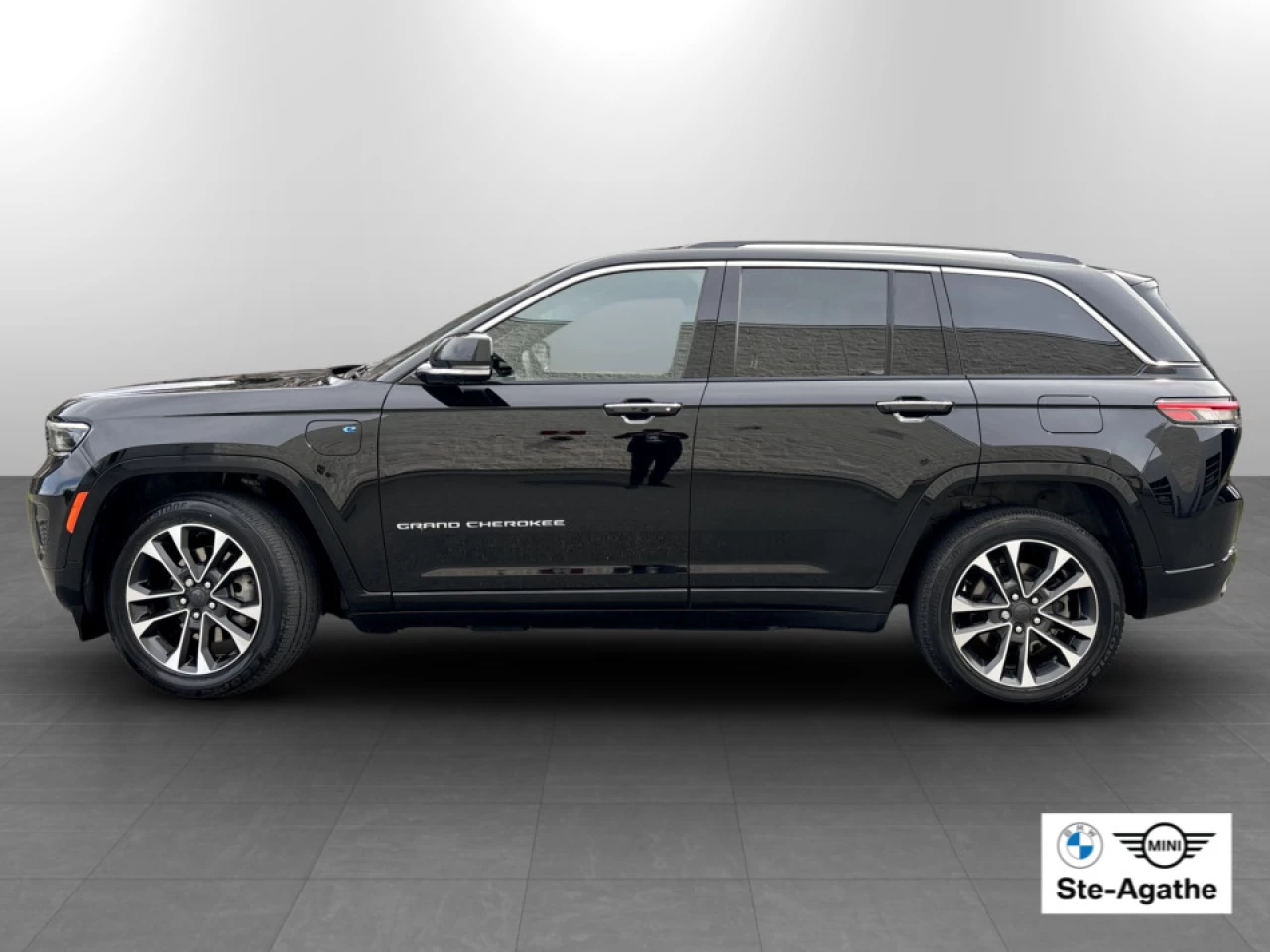 2022 Jeep Grand Cherokee 4xe Overland Main Image