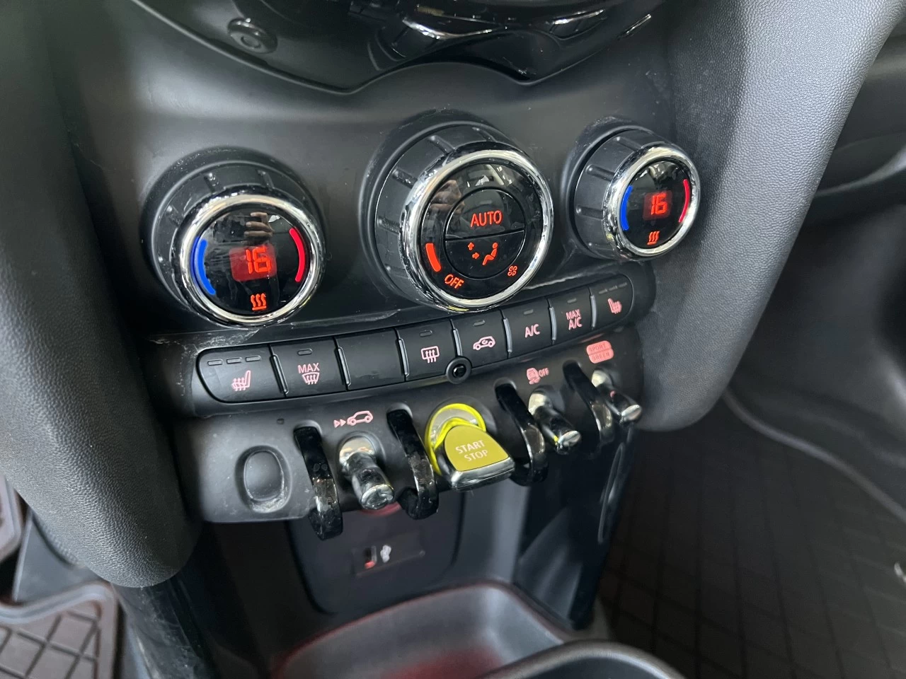 2021 Mini Cooper Cooper SE https://www.bmwsteagathe.com/resize/b990ff35b810a3abc0cc817b2ca24889-1