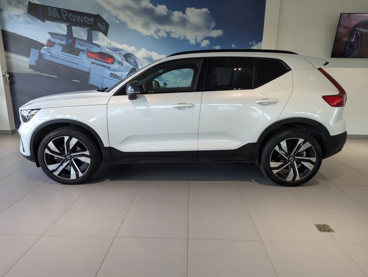2023 Volvo XC40 Plus Dark Theme Main Image