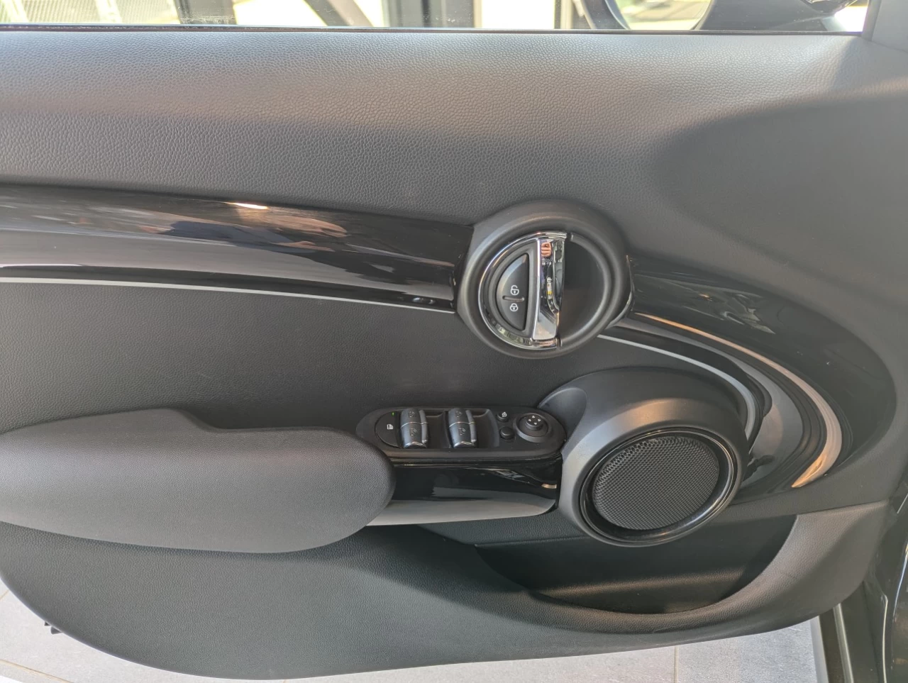 2024 Mini Cooper Cooper 5 portes https://www.bmwsteagathe.com/resize/b990ff35b810a3abc0cc817b2ca24889-1