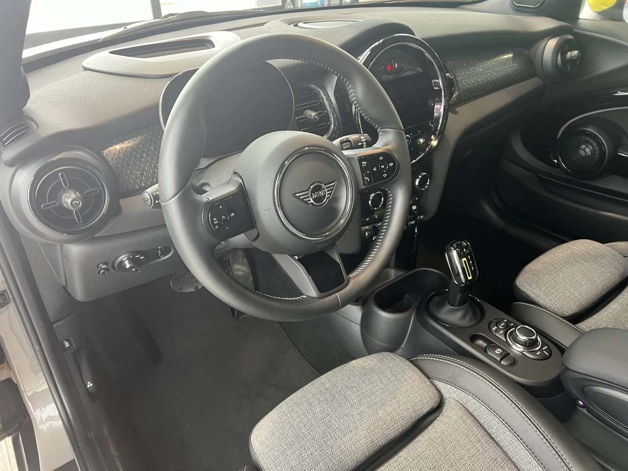 2023 Mini Cooper Cooper SE https://www.bmwsteagathe.com/resize/b990ff35b810a3abc0cc817b2ca24889-1