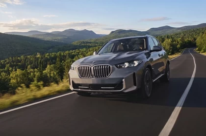 Image of Client d'affaires marchant vers sa BMW dans un stationnement extérieur.