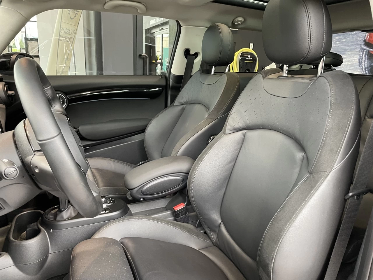 2023 Mini Cooper Cooper SE https://www.bmwsteagathe.com/resize/b990ff35b810a3abc0cc817b2ca24889-1