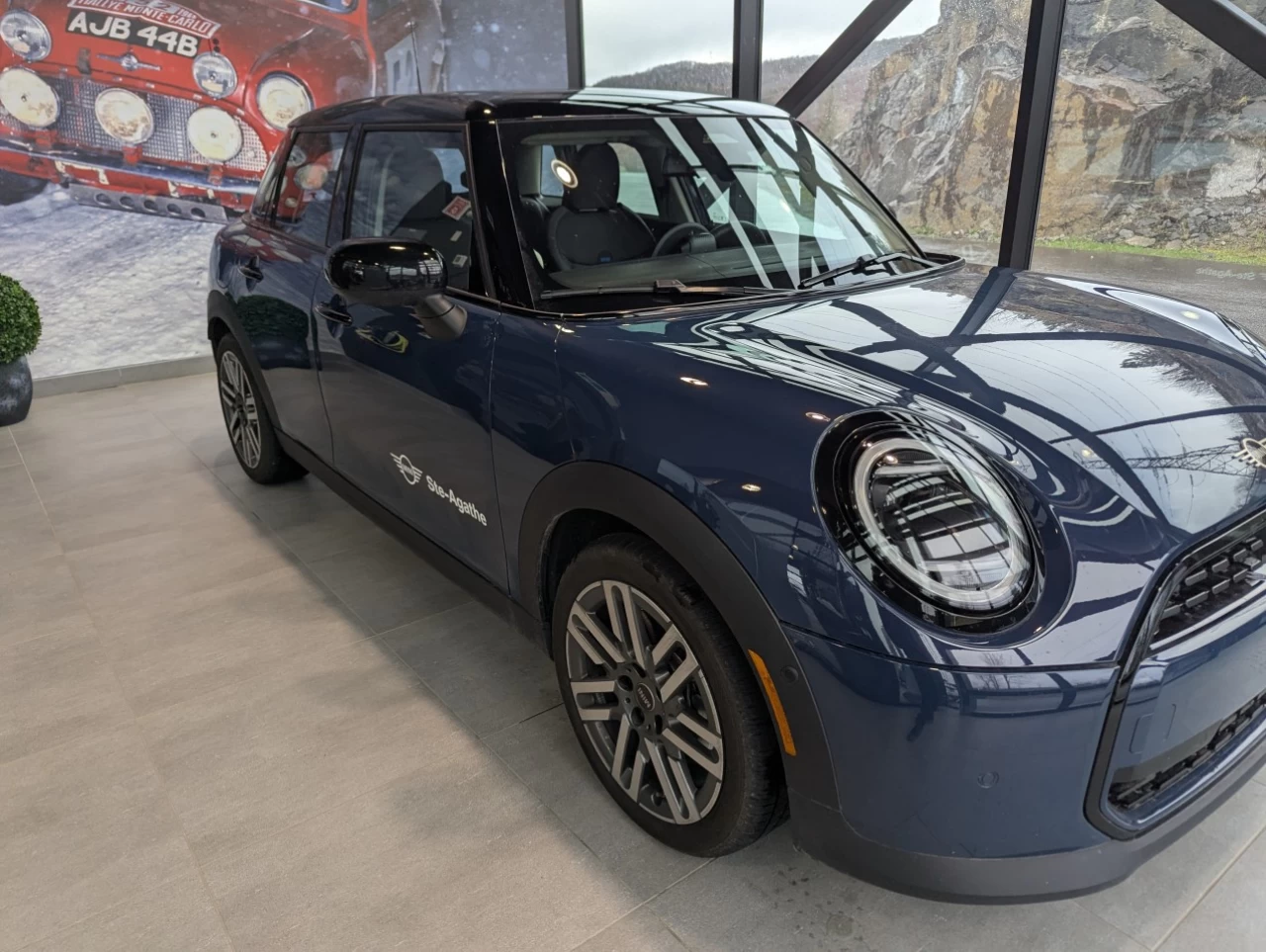 2025 MINI 5 Door Cooper C FWD Image principale