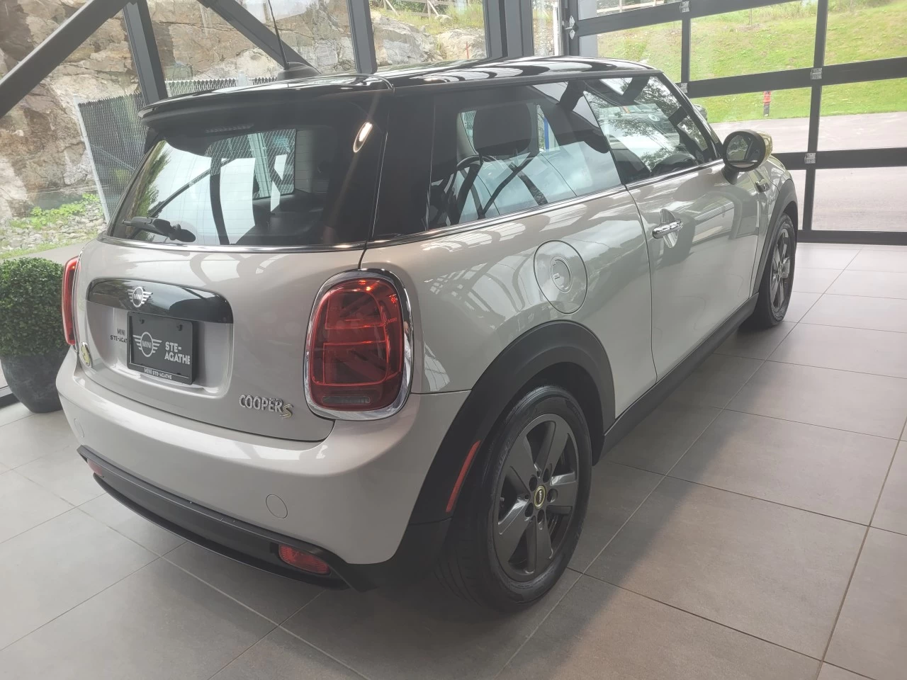 2022 Mini Cooper Cooper SE https://www.bmwsteagathe.com/resize/b990ff35b810a3abc0cc817b2ca24889-1