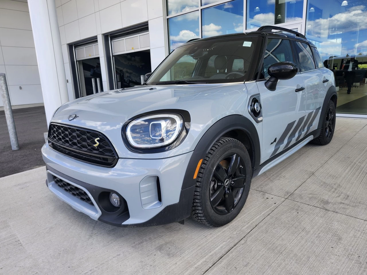 2023 Mini Cooper Cooper SE https://www.bmwsteagathe.com/resize/b990ff35b810a3abc0cc817b2ca24889-1