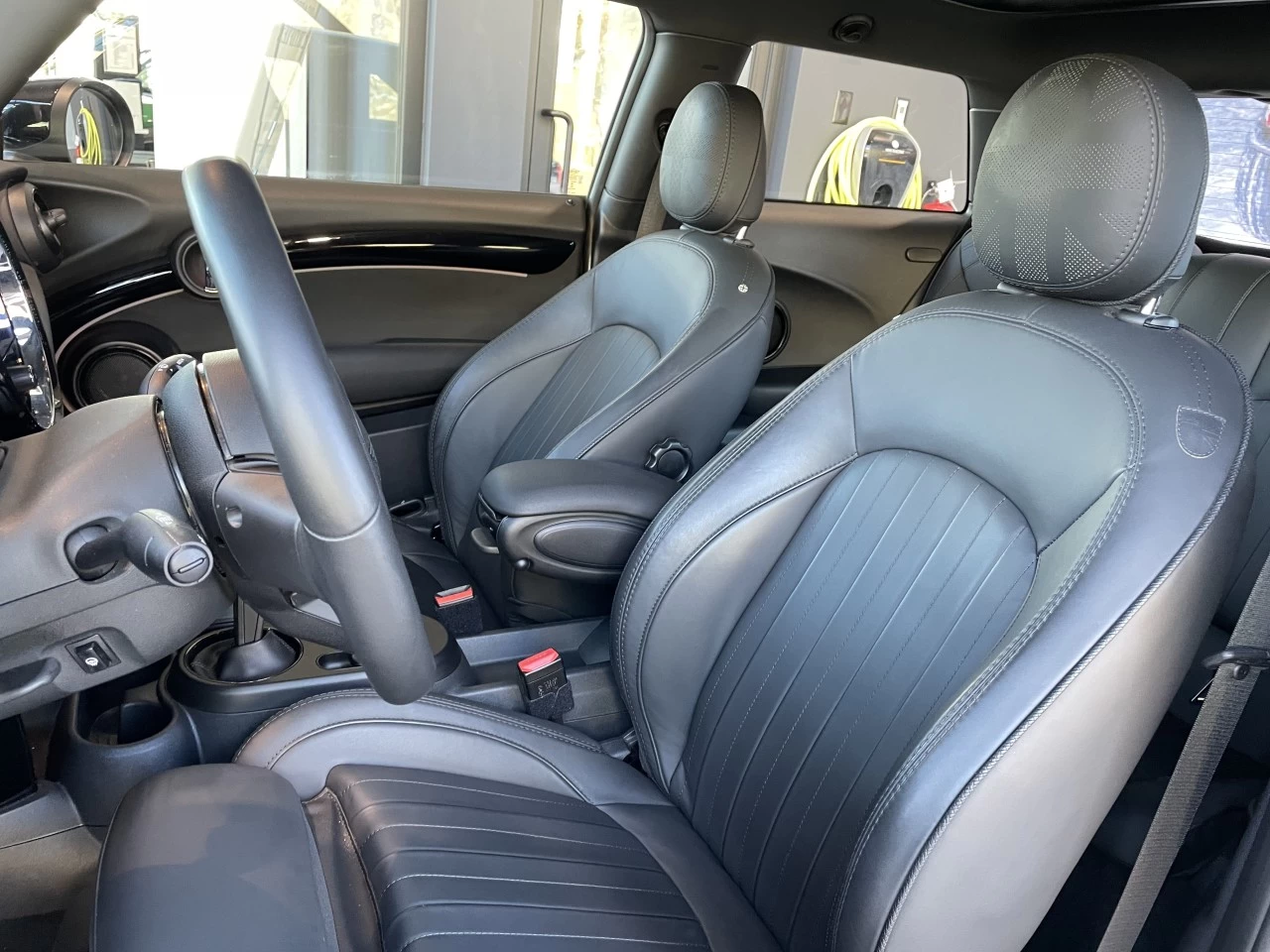 2022 Mini Cooper Cooper SE https://www.bmwsteagathe.com/resize/b990ff35b810a3abc0cc817b2ca24889-1