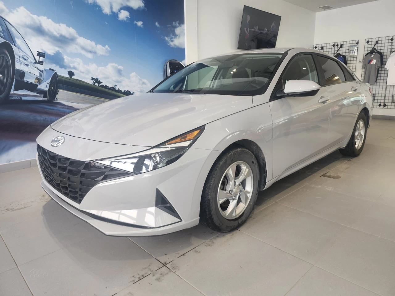 2022 Hyundai Elantra Essential Main Image