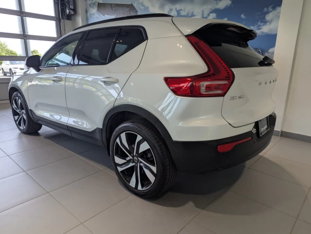 Volvo XC40 Plus Dark Theme 2023