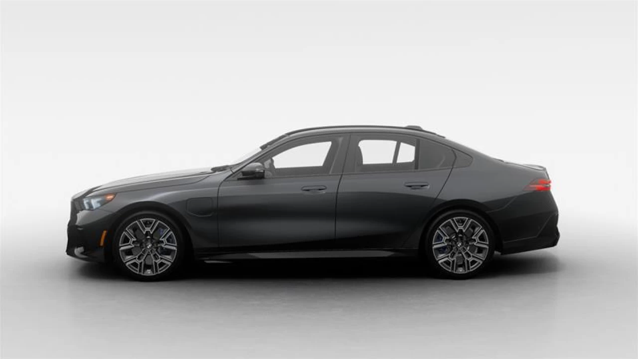 2026 BMW 550e xDrive Main Image