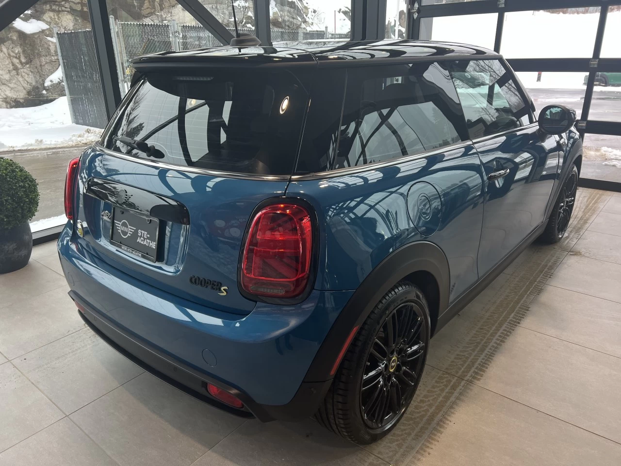 2023 Mini Cooper Cooper SE https://www.bmwsteagathe.com/resize/b990ff35b810a3abc0cc817b2ca24889-1