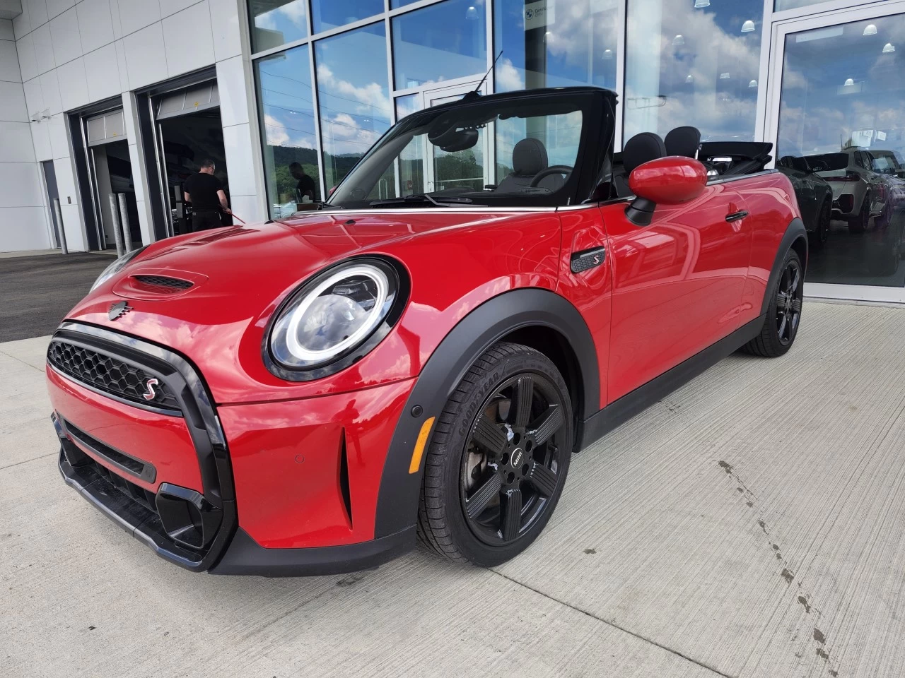 2024 Mini Cooper Cooper Convertible S https://www.bmwsteagathe.com/resize/b990ff35b810a3abc0cc817b2ca24889-1