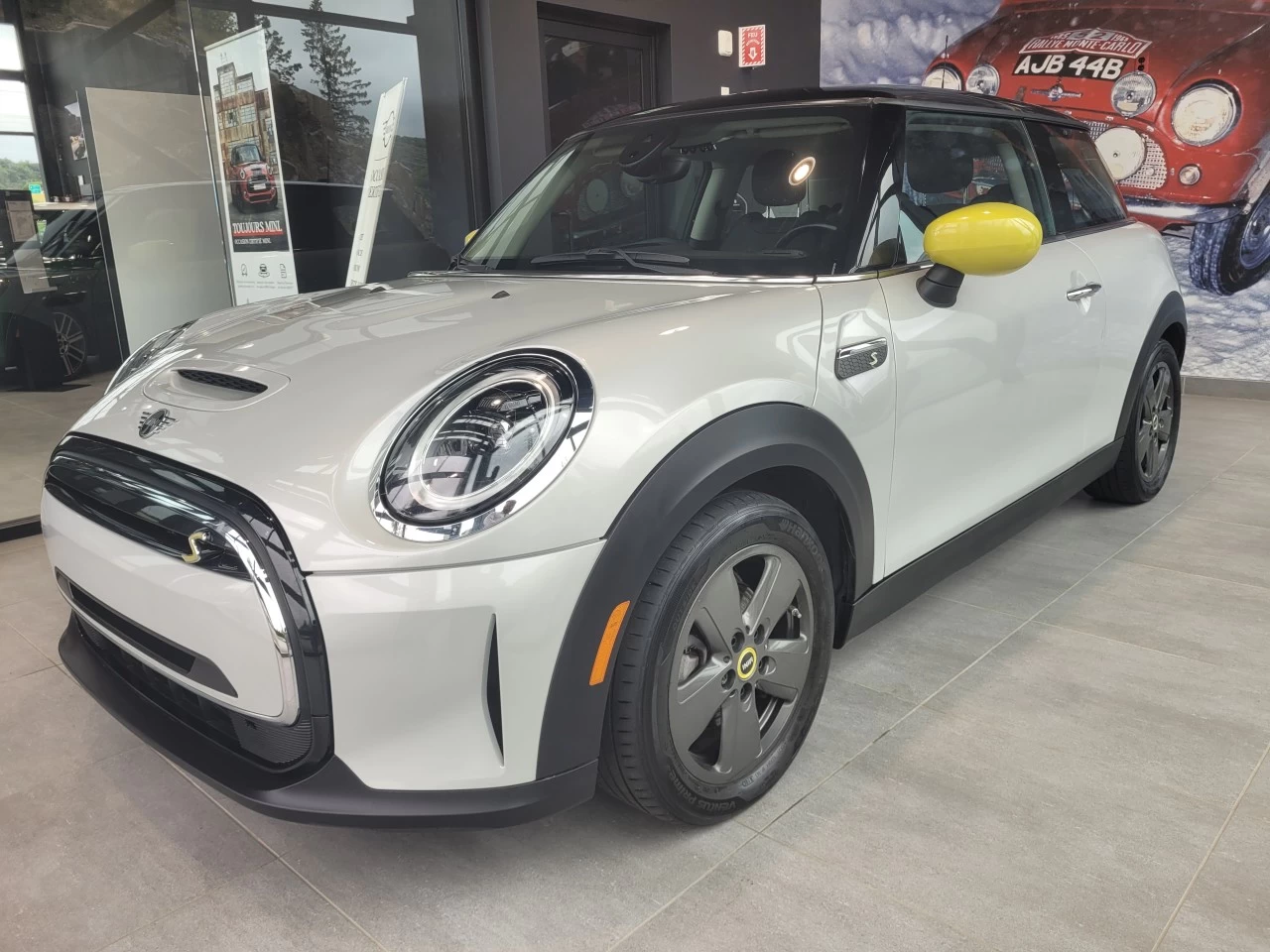 2022 Mini Cooper Cooper SE https://www.bmwsteagathe.com/resize/b990ff35b810a3abc0cc817b2ca24889-1