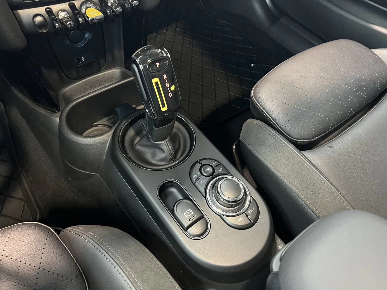 2023 Mini Cooper Cooper SE https://www.bmwsteagathe.com/resize/b990ff35b810a3abc0cc817b2ca24889-1