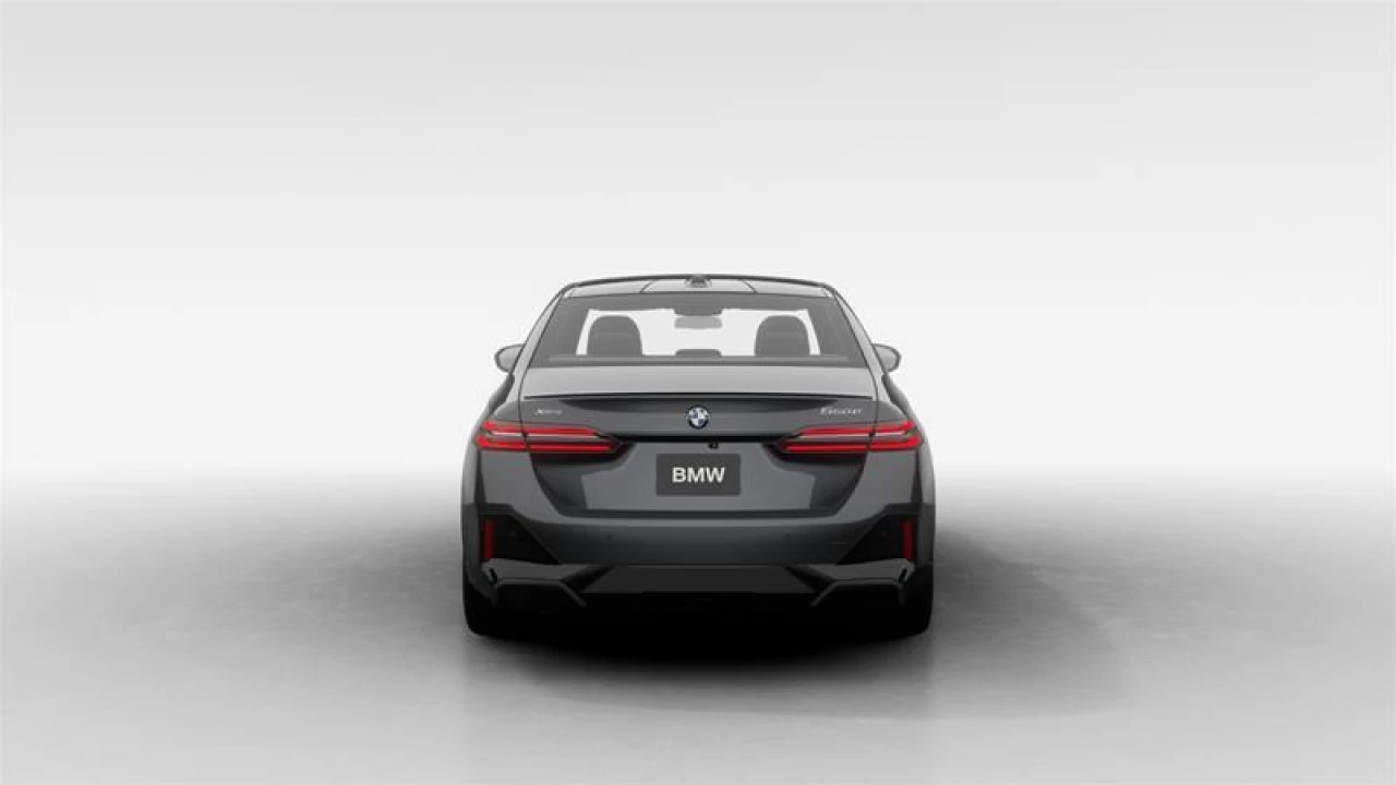 2026 BMW 550e xDrive Main Image