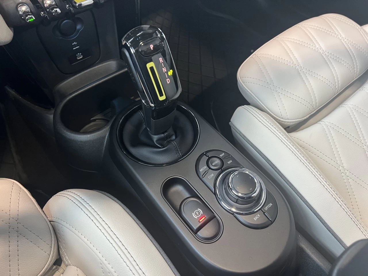 2023 Mini Cooper Cooper SE https://www.bmwsteagathe.com/resize/b990ff35b810a3abc0cc817b2ca24889-1