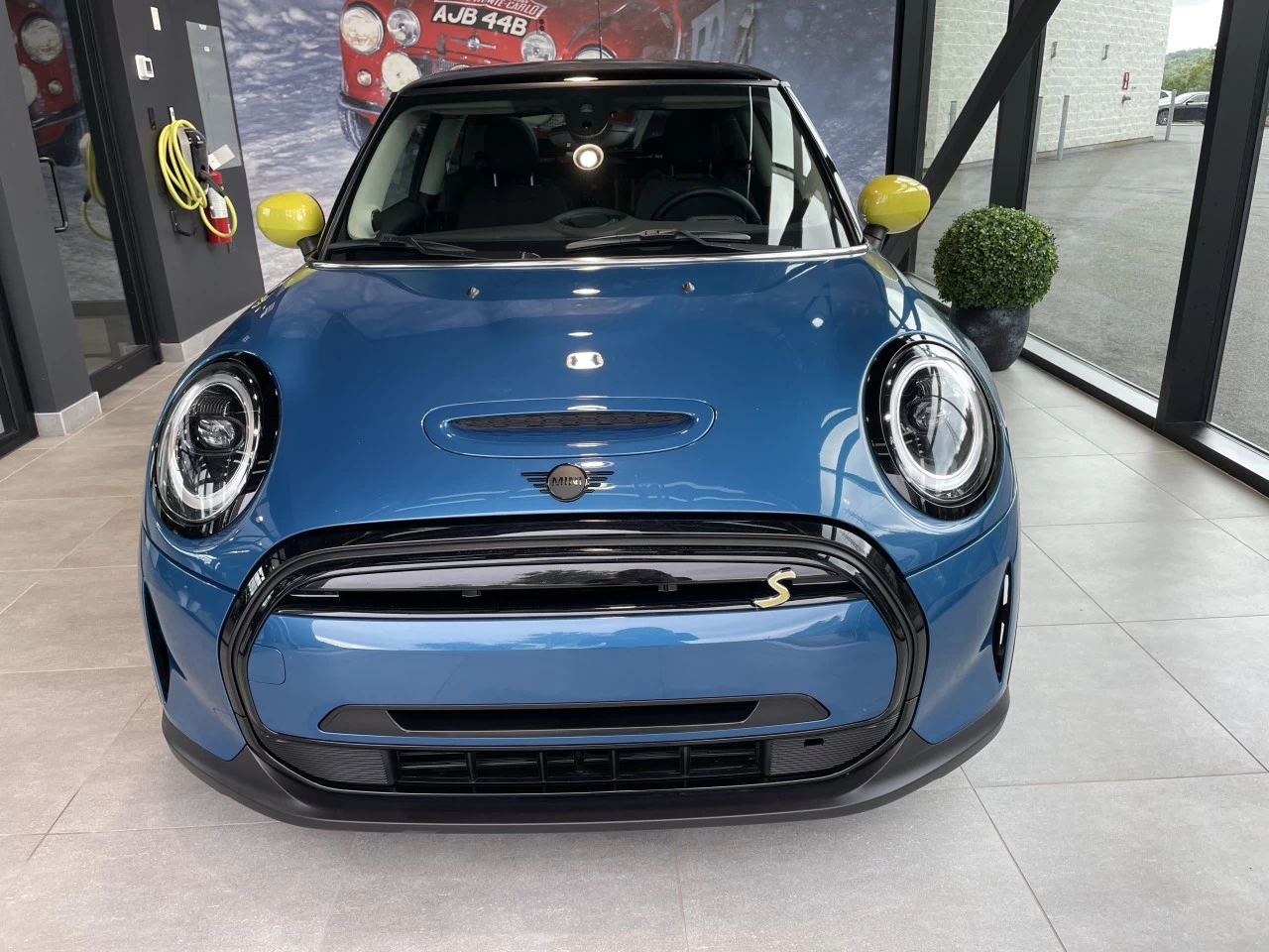 2023 Mini Cooper Cooper SE https://www.bmwsteagathe.com/resize/b990ff35b810a3abc0cc817b2ca24889-1