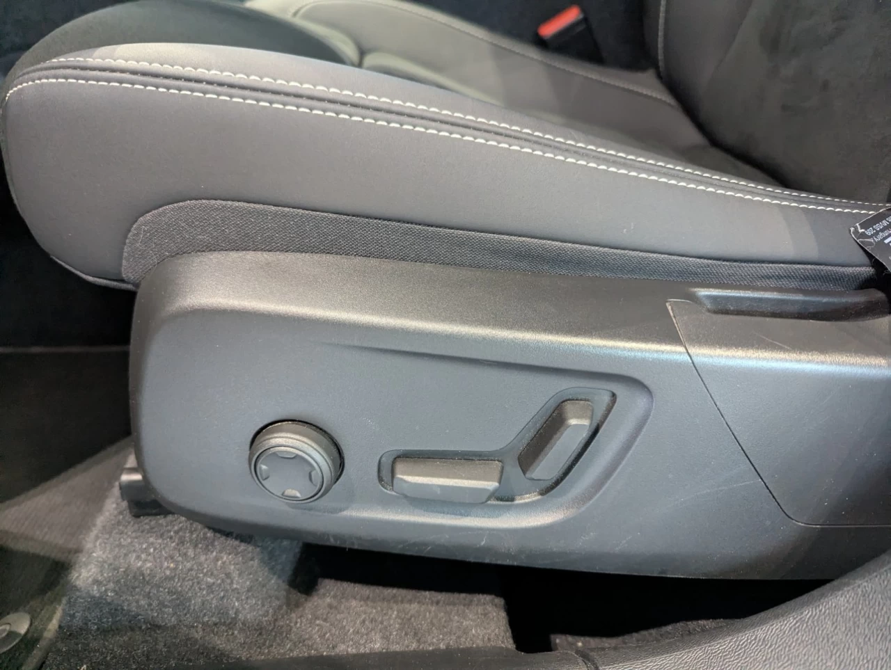 2023 Volvo XC40 Plus Dark Theme Main Image