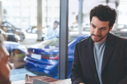 Image of Discussion de gestion de flotte BMW dans un bureau corporatif.