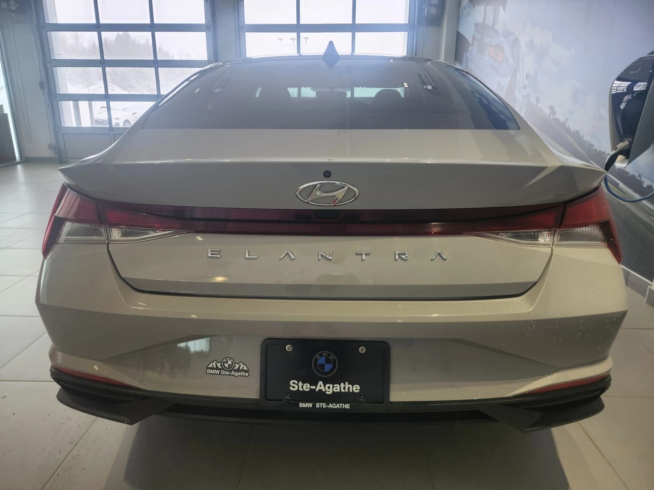 2022 Hyundai Elantra Essential Main Image